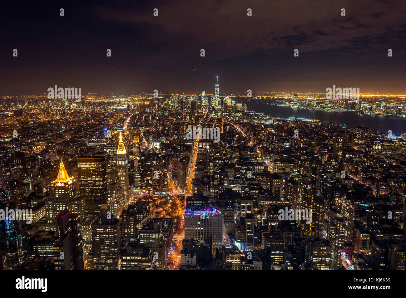 USA, New York City: Die Stadt nachts beleuchtet, Gebäude gesehen vom Empire State Building Stockfoto