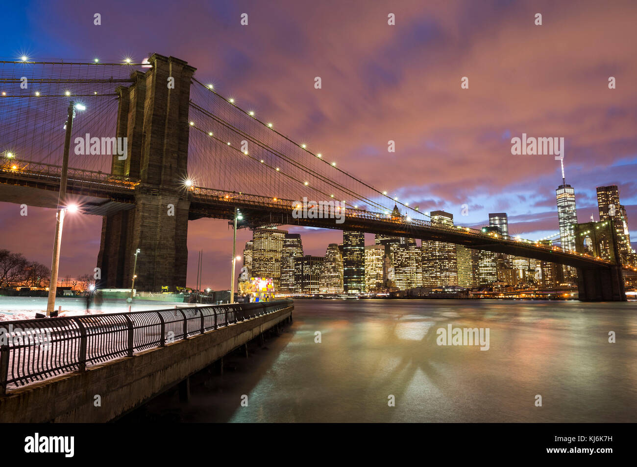 USA, New York City: Die Stadt bei Nacht und die Brooklyn Bridge leuchtet, East River, zwischen Brooklyn und Manhattan Stockfoto