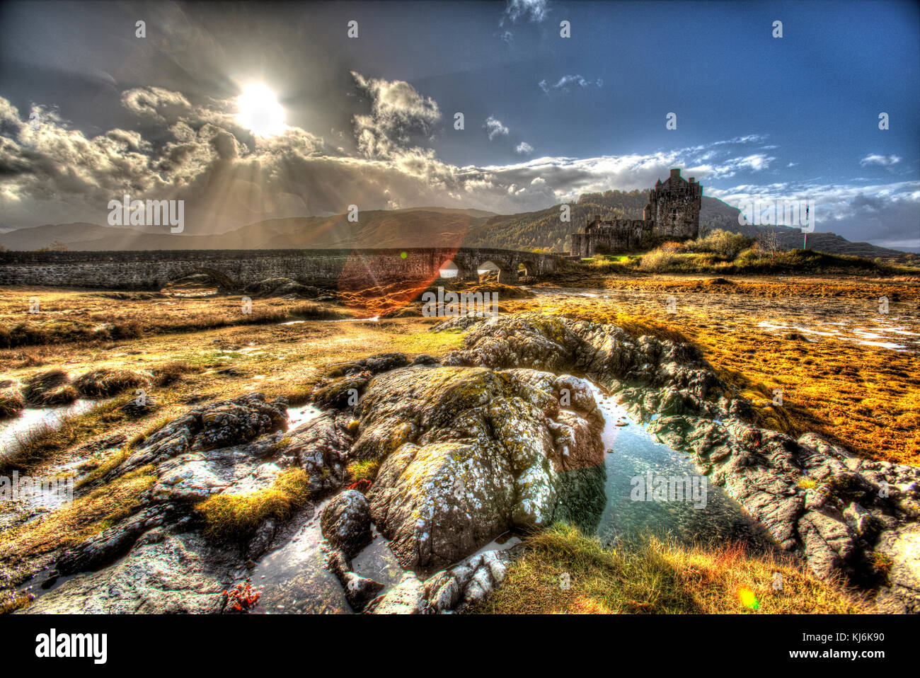 Eilean Donan Castle, Schottland. Künstlerische Ansicht von Eilean Donan Castle, das in der Nähe des Dorfes Dornie, in den westlichen Highlands liegt. Stockfoto