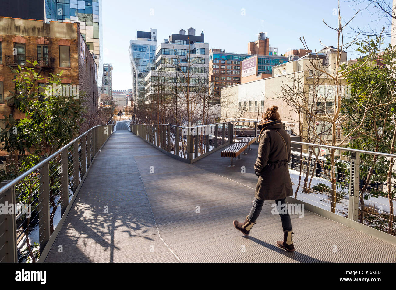 USA, New York City: Die High Line Hochbahn in Chelsea, zwischen den Gebäuden von Manhattan Stockfoto