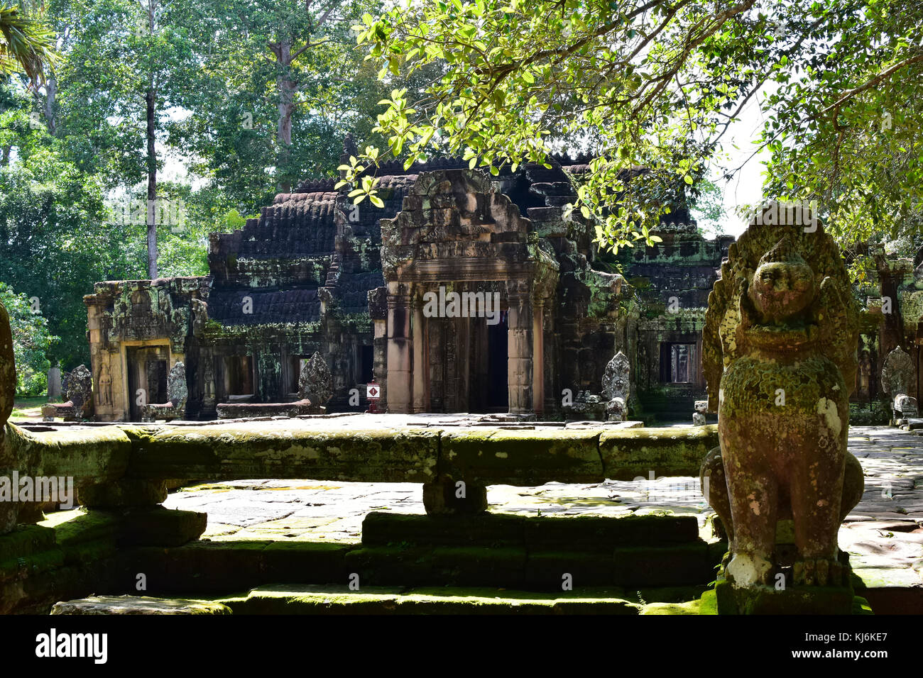 Eine der vielen Tempeln um Angkor Wat, Siem Reap, Kambodscha. Diese sind mit Hunderten von Jahren wurden und werden noch heute häufig verwendet. Stockfoto