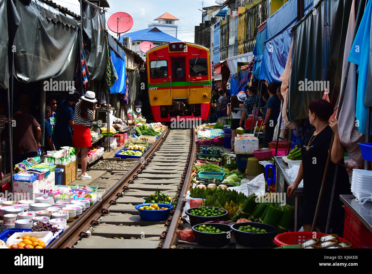 8-mal am Tag fährt der Zug durch den maeklong Markt. Wenn die Eisenbahn bauen war, weigerte sich der Markt an einen anderen Ort zu verschieben. Stockfoto