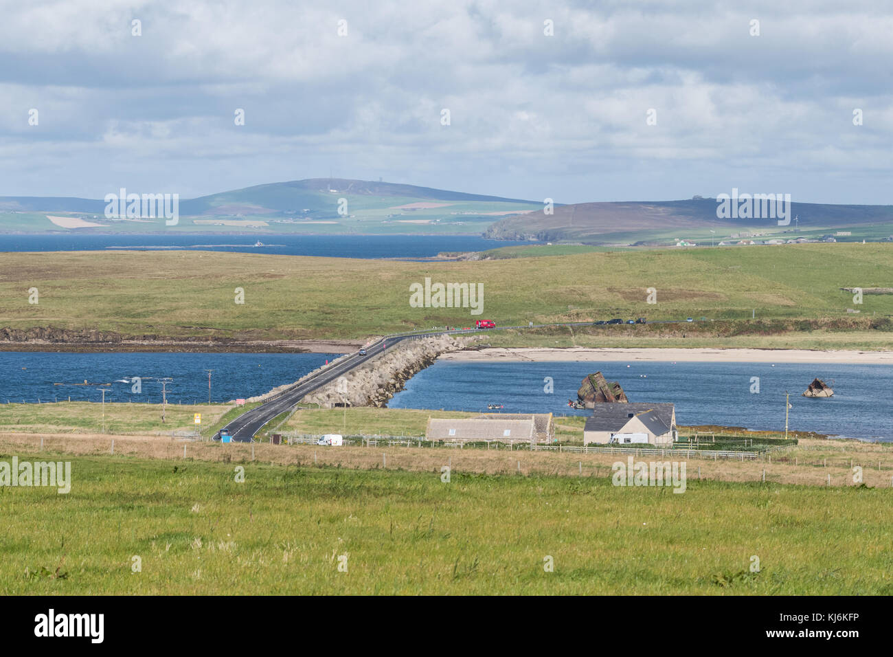 A961 auf Churchill Barrier Nr. 3 über Weddell Sound von Burray in Richtung Glims (Blick) Holm, mit Block Schiffe auf der rechten Seite sichtbar, Orkney Stockfoto