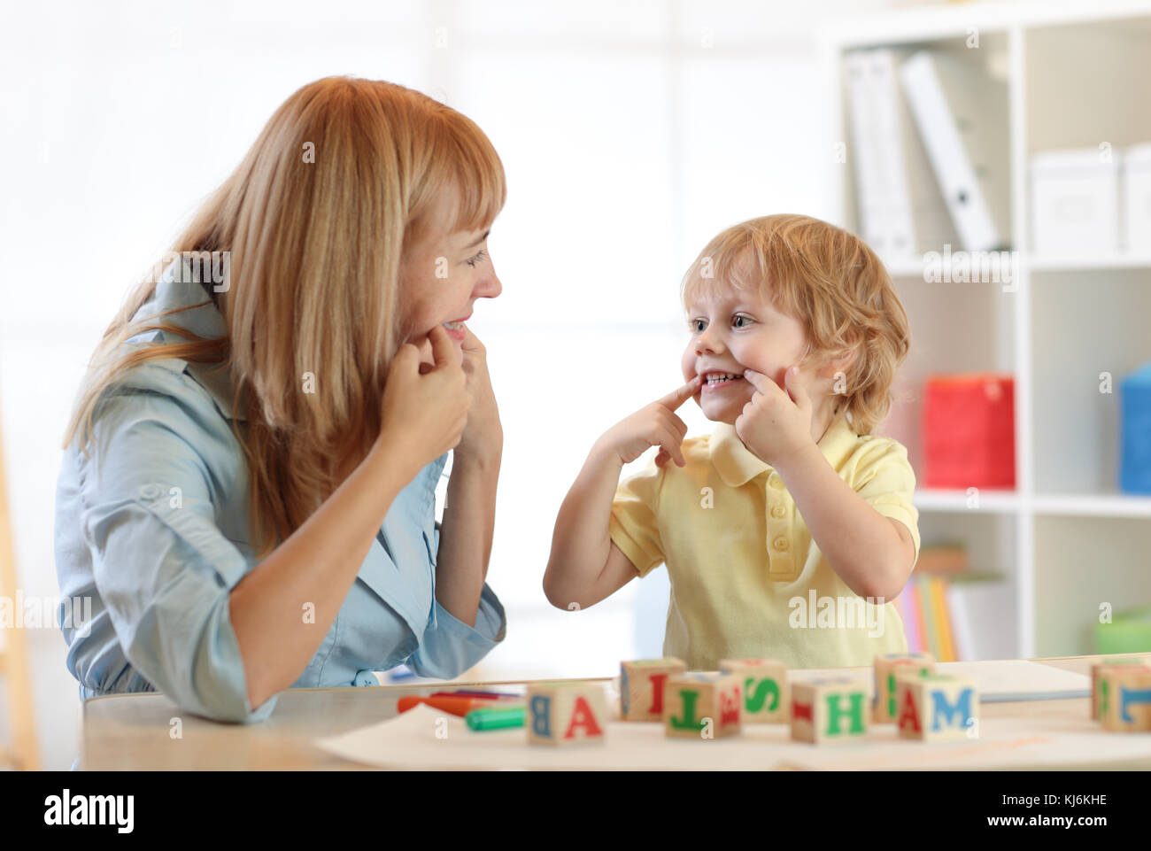 Süße kleine Jungen an der Logopädin Büro Stockfoto