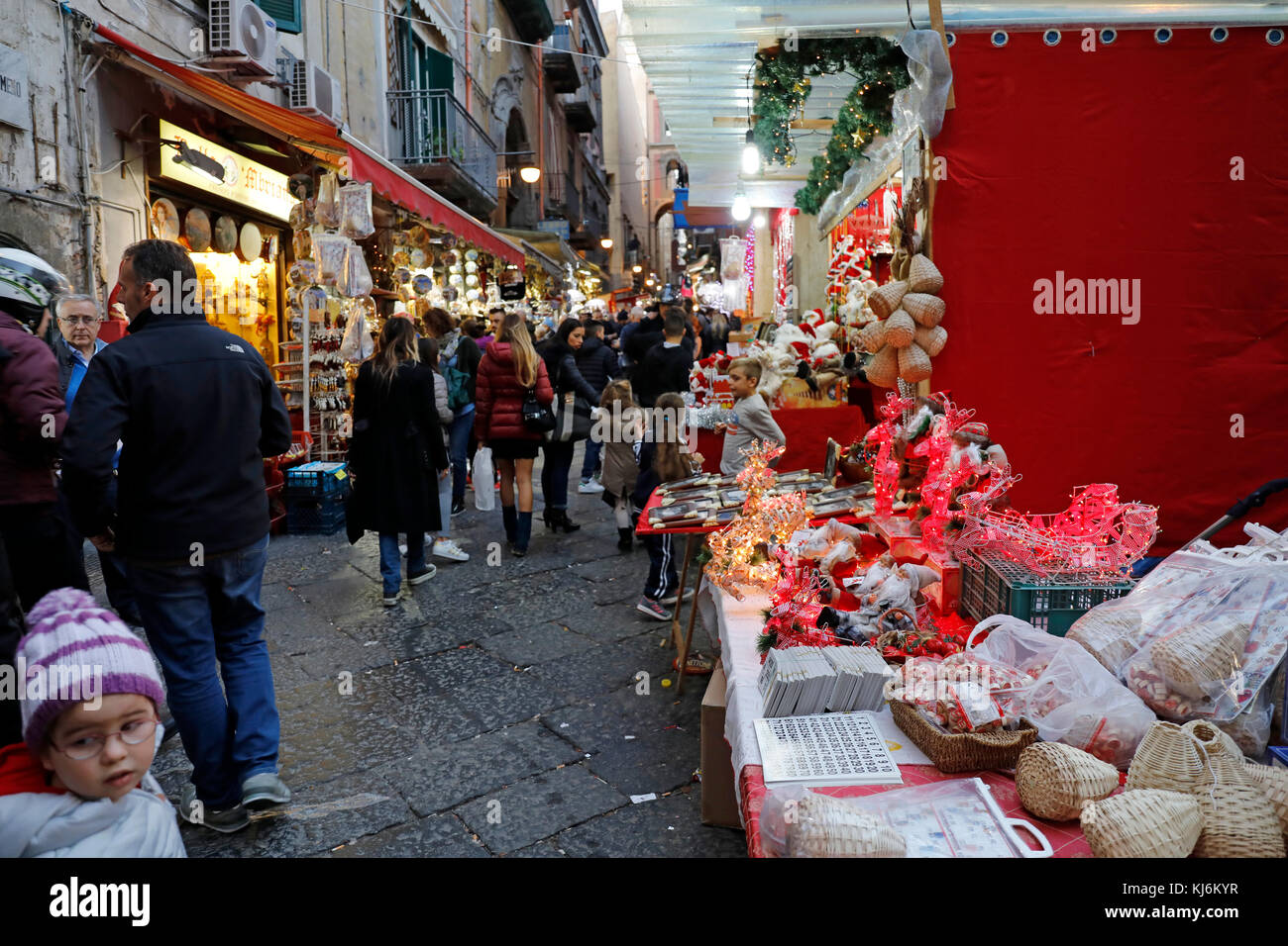 Neapel, Italien - 18. November 2017: Weihnachten im Herzen der Stadt. San Gregorio Armeno, die berühmteste Straße in der ganzen Welt zum Verkauf o Stockfoto