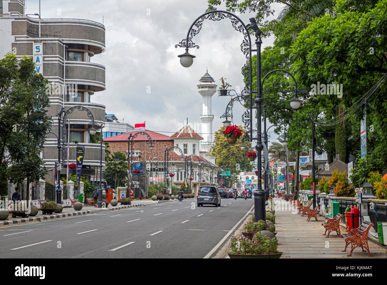 Minarett der Großen Moschee von Bandung und Savoy Homann Bidakara Hotel in der Jalan Asia-Afrika Straße in Bandung, West Java, Indonesien Stockfoto