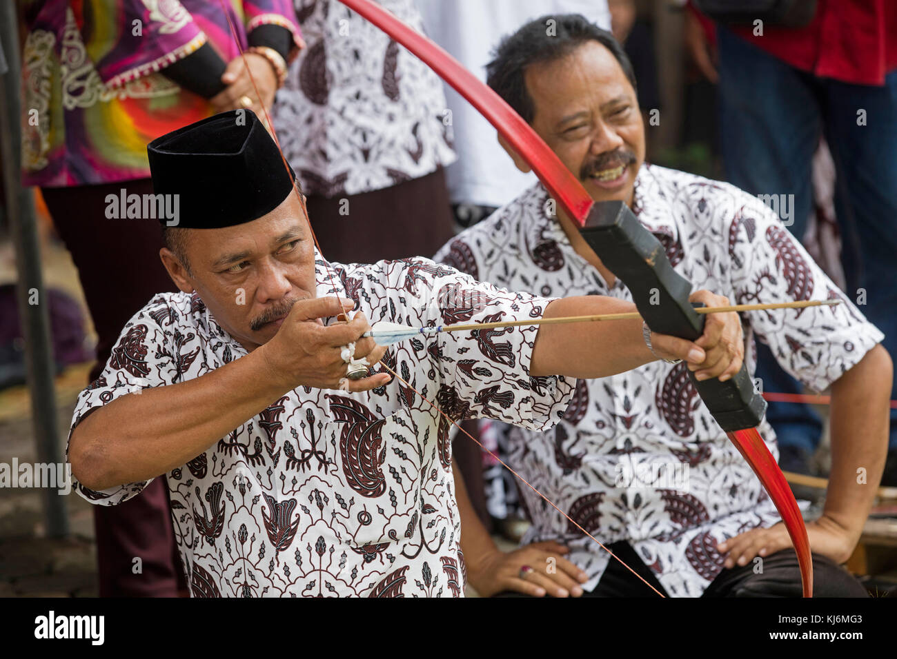 Bürgermeister der Stadt Yogyakarta üben jemparingan/traditionellen javanischen Bogenschießen Mit Pfeil und Bogen schießen, Java, Indonesien Stockfoto