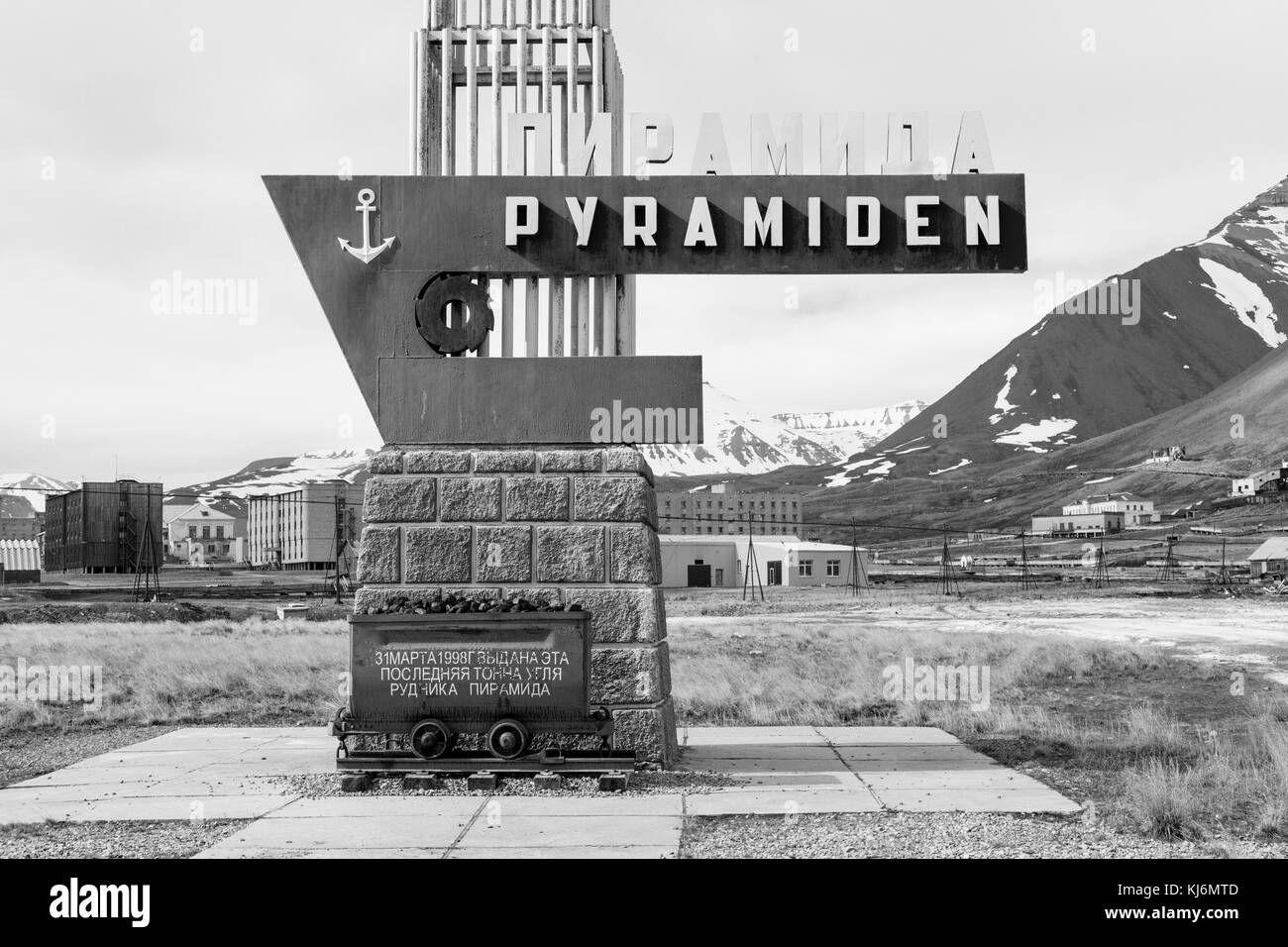 Pyramiden, Norwegen - 25. Juni 2015: Außen der zerstörten Gebäude an der verlassenen russischen Arktis Siedlung Pyramiden, Norwegen Stockfoto