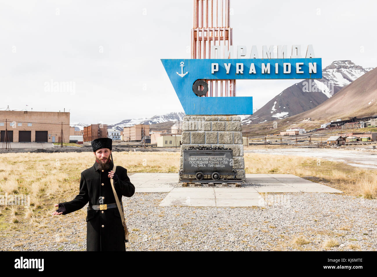 Pyramiden, Norwegen - 25. Juni 2015: russische Führung führt durch das Gelände der Geisterstadt Pyramiden, Svalbard, Norwegen Stockfoto
