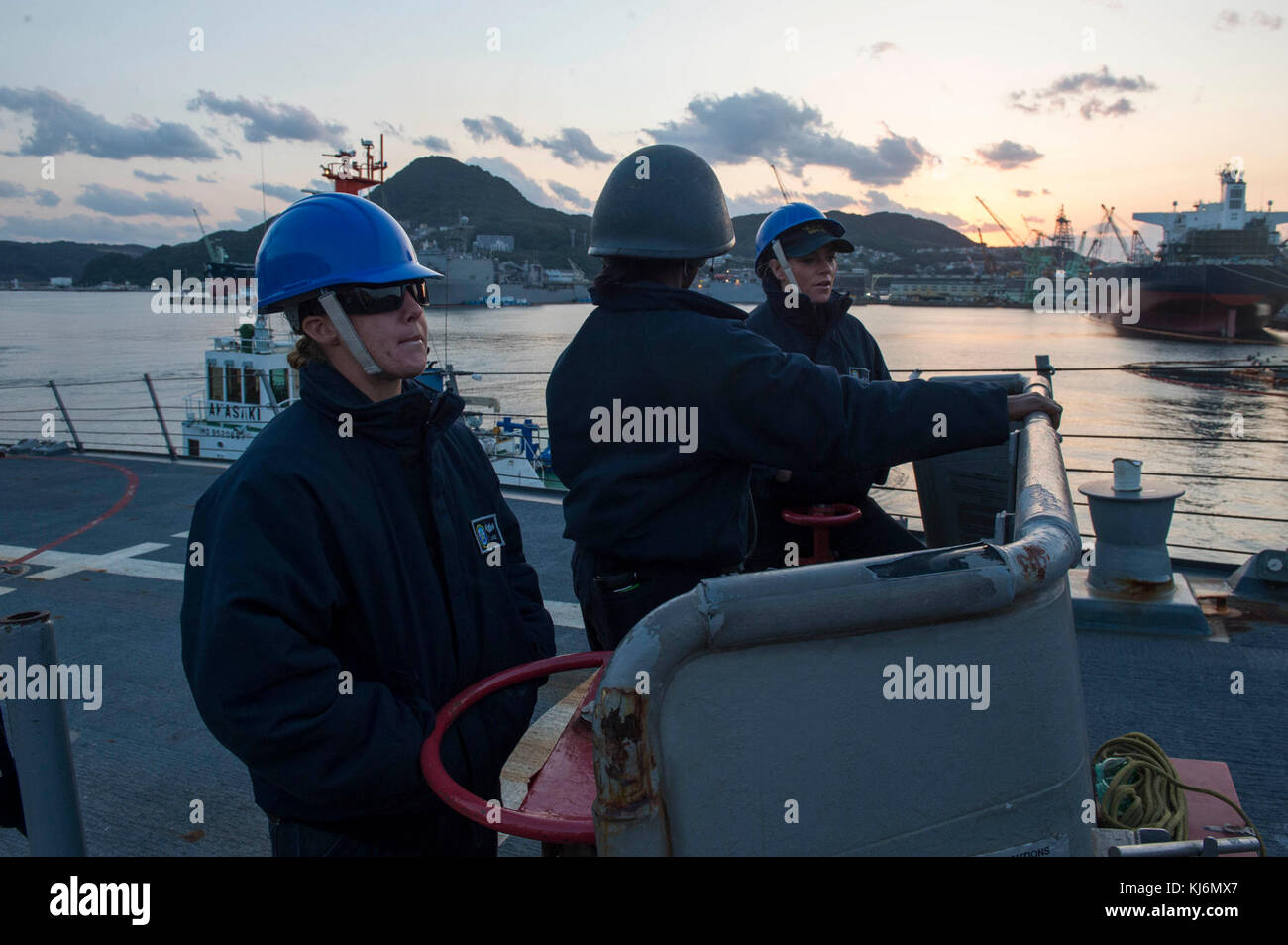 SASEBO, Japan (Nov 15, 2017) Matrosen stehen zu beobachten, wie die Arleigh Burke-Klasse geführte Raketen Zerstörer USS Howard (DDG 83) verlässt Flotte Aktivitäten Sasebo, Japan. Howard ist Teil der Nimitz Carrier Strike Group, die regelmäßig im Zuständigkeitsbereich der 7. Flotte der USA eingesetzt wird, um die Zusammenarbeit im Bereich der maritimen Sicherheit und der Theatersicherheit zu unterstützen. (USA Navy Foto von Mass Communication Specialist 2nd Class Tyler Preston/veröffentlicht) Stockfoto