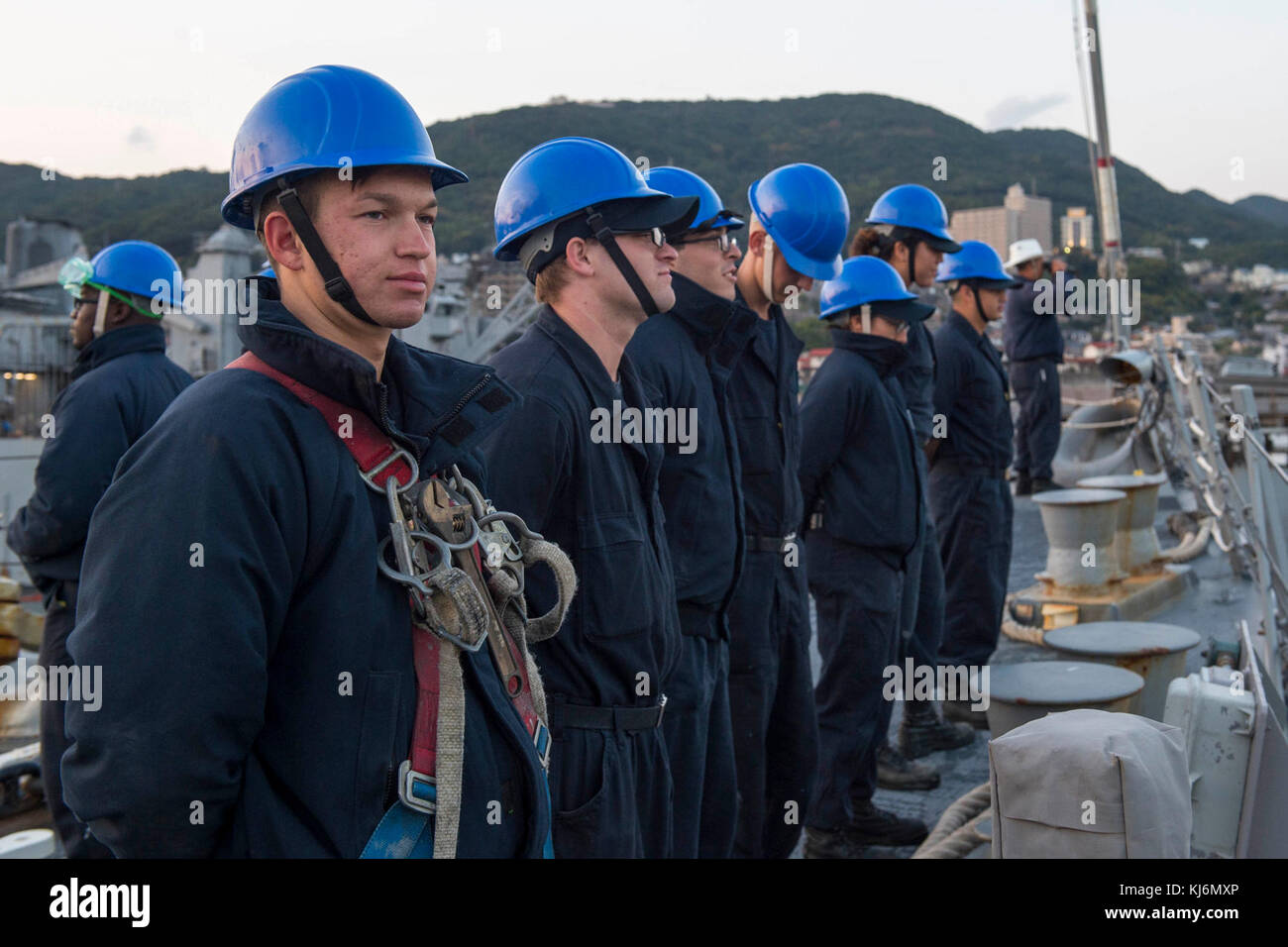 SASEBO, Japan (Nov 15, 2017) Matrosen Mann die Schienen als die Arleigh Burke-Klasse geführte Raketen Zerstörer USS Howard (DDG 83) verlässt Flottenaktivitäten Sasebo, Japan. Howard ist Teil der Nimitz Carrier Strike Group, die regelmäßig im Zuständigkeitsbereich der 7. Flotte der USA eingesetzt wird, um die Zusammenarbeit im Bereich der maritimen Sicherheit und der Theatersicherheit zu unterstützen. (USA Navy Foto von Mass Communication Specialist 2nd Class Tyler Preston/veröffentlicht) Stockfoto