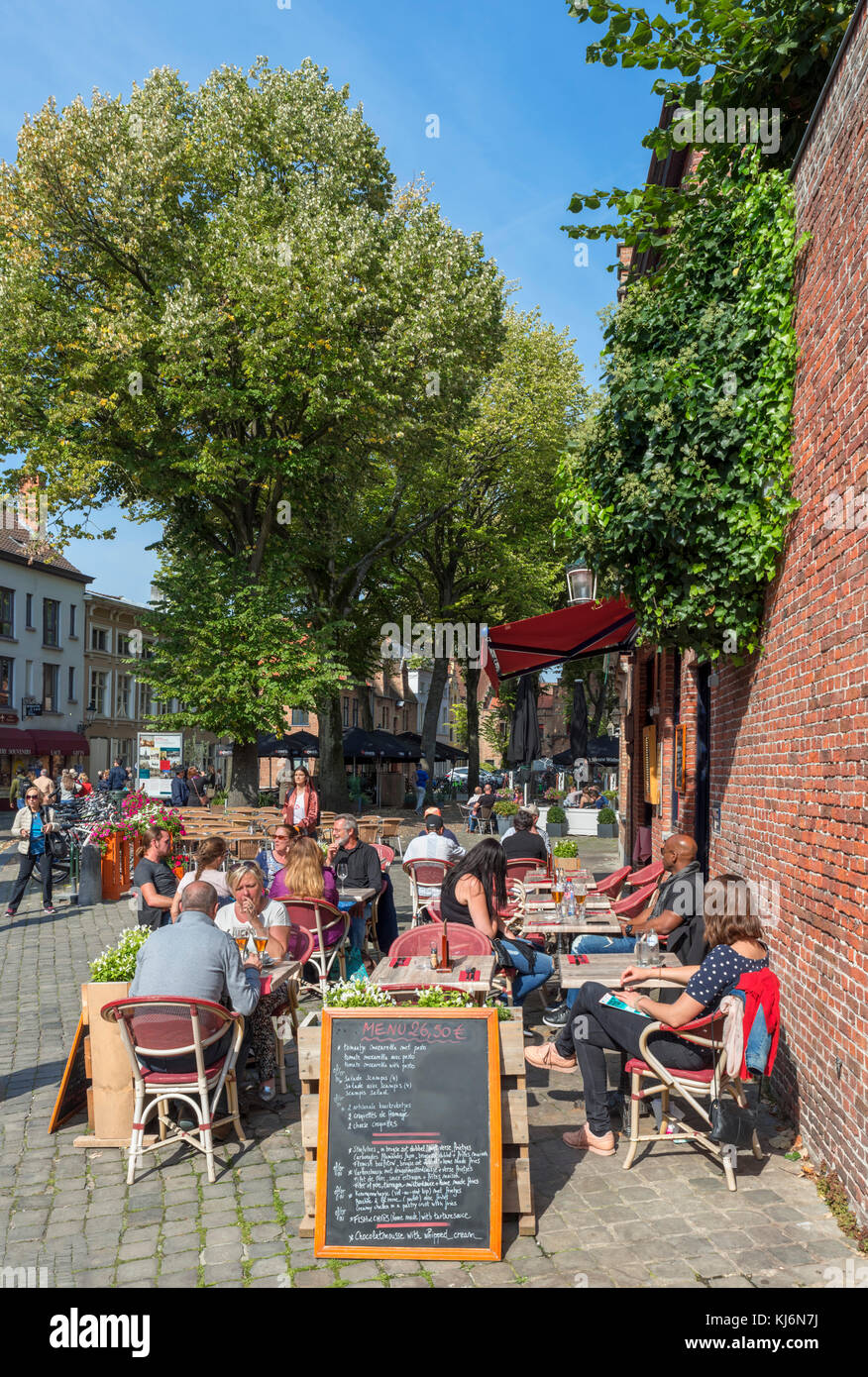 Sidewalk Cafe auf Walplein im Zentrum der Stadt Brügge (Brügge), Belgien. Stockfoto