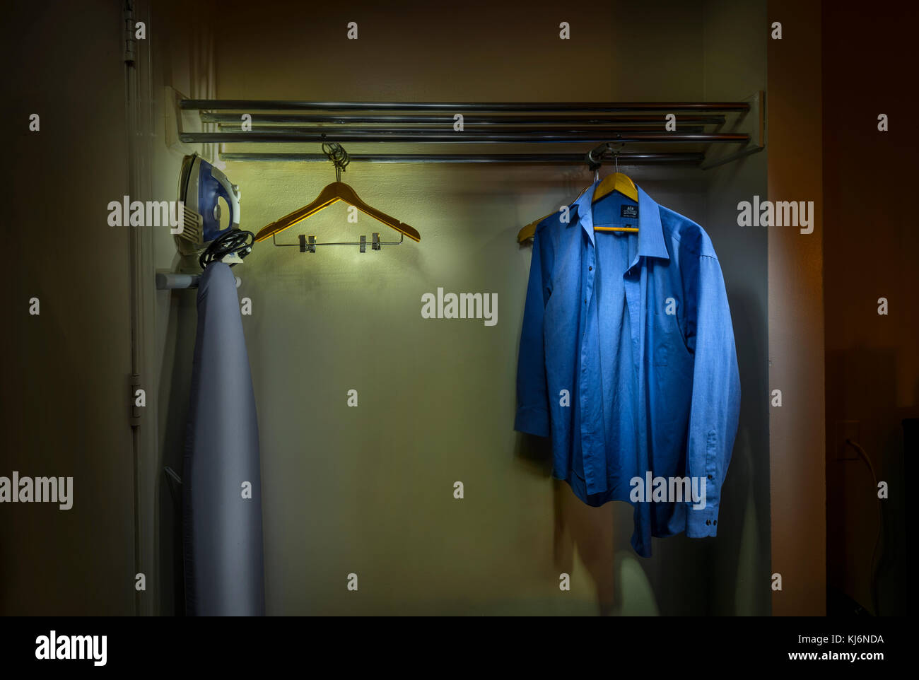 Blaues T-Shirt hängen in Motel Schrank Stockfoto