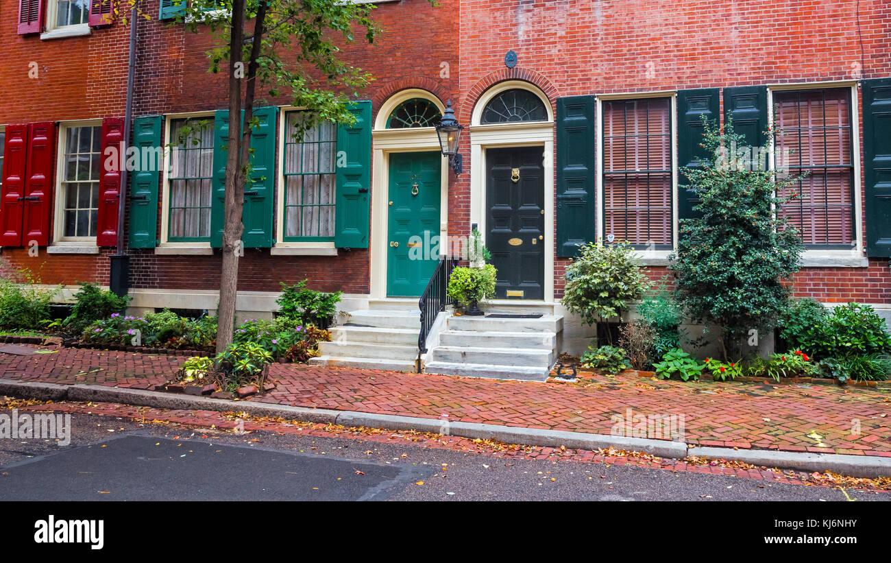 Altes Haus mit bunten Türen und Fenstern, Old City Nachbarschaft, Philadelphia, Pennsylvania, USA Stockfoto