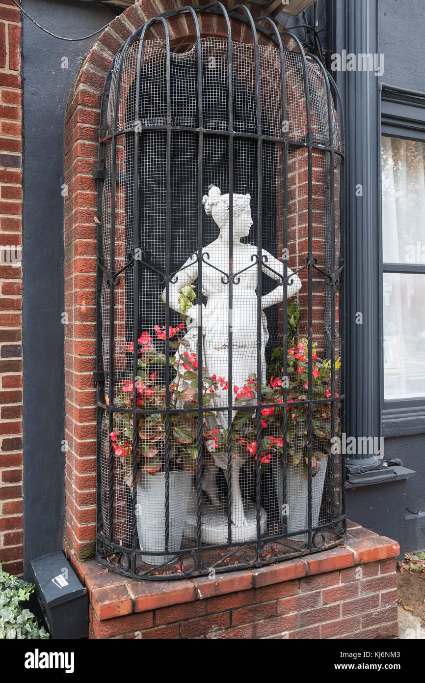 Weiße antike Skulptur im Fenster eines alten Gebäudes, Philadelphia, Pennsylvania, USA Stockfoto