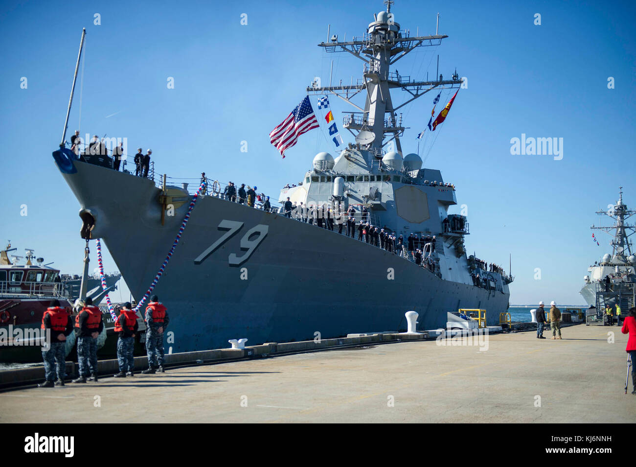 NORFOLK (Nov 17, 2017) der Lenkraketen-Zerstörer USS Oscar Austin (DDG 79) kommt an der Naval Station Norfolk an. Oscar Austin kehrte nach einem siebenmonatigen Einsatz in den Einsatzgebieten der 5. Und 6. US-Flotte in seinen Heimathafen am Naval Station Norfolk zurück. (USA Navy Foto von Mass Communication Specialist 2nd Class Justin Wolpert/veröffentlicht) Stockfoto