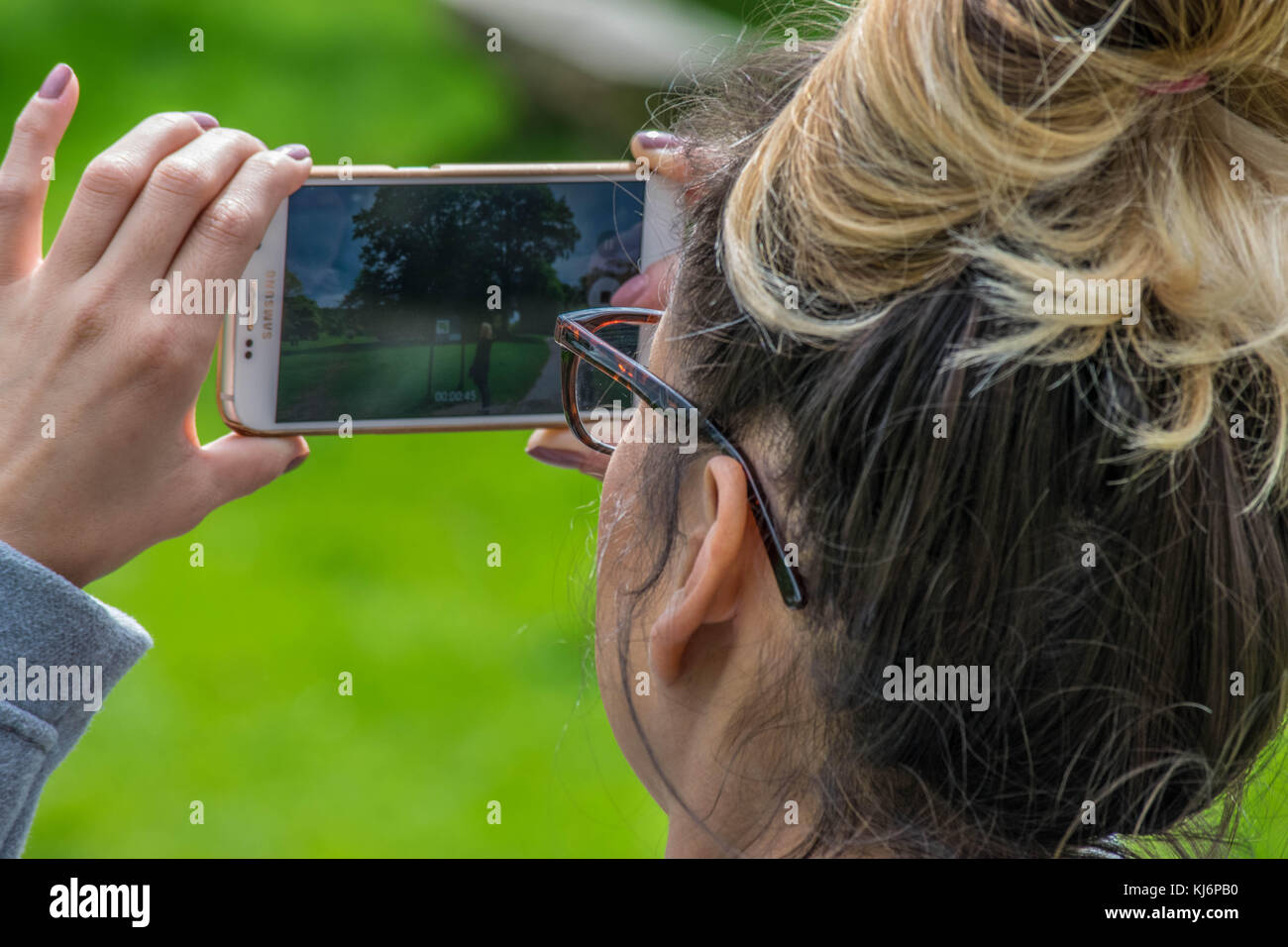 Mädchen mit Telefon Stockfoto