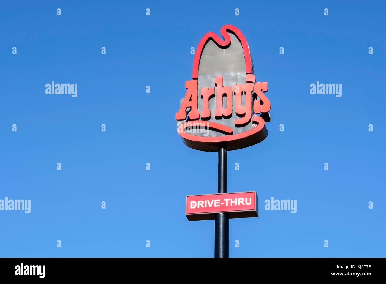 Ein pole Zeichen der Arby fast food Restaurant vor blauem Himmel in Guthrie, Oklahoma, USA. Stockfoto
