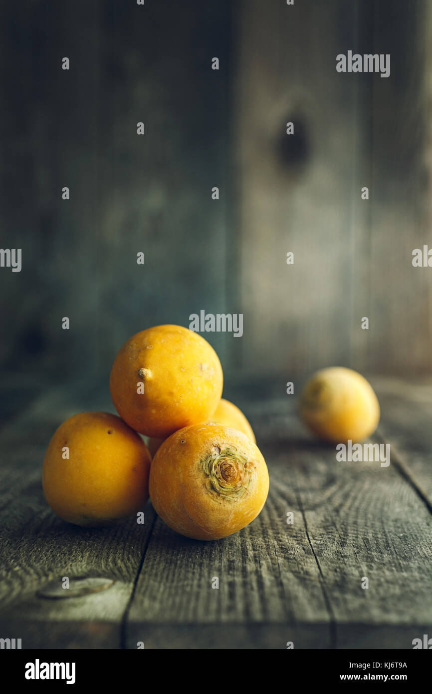 Unvollkommene gelb organische Rüben auf hölzernen Hintergrund Stockfoto