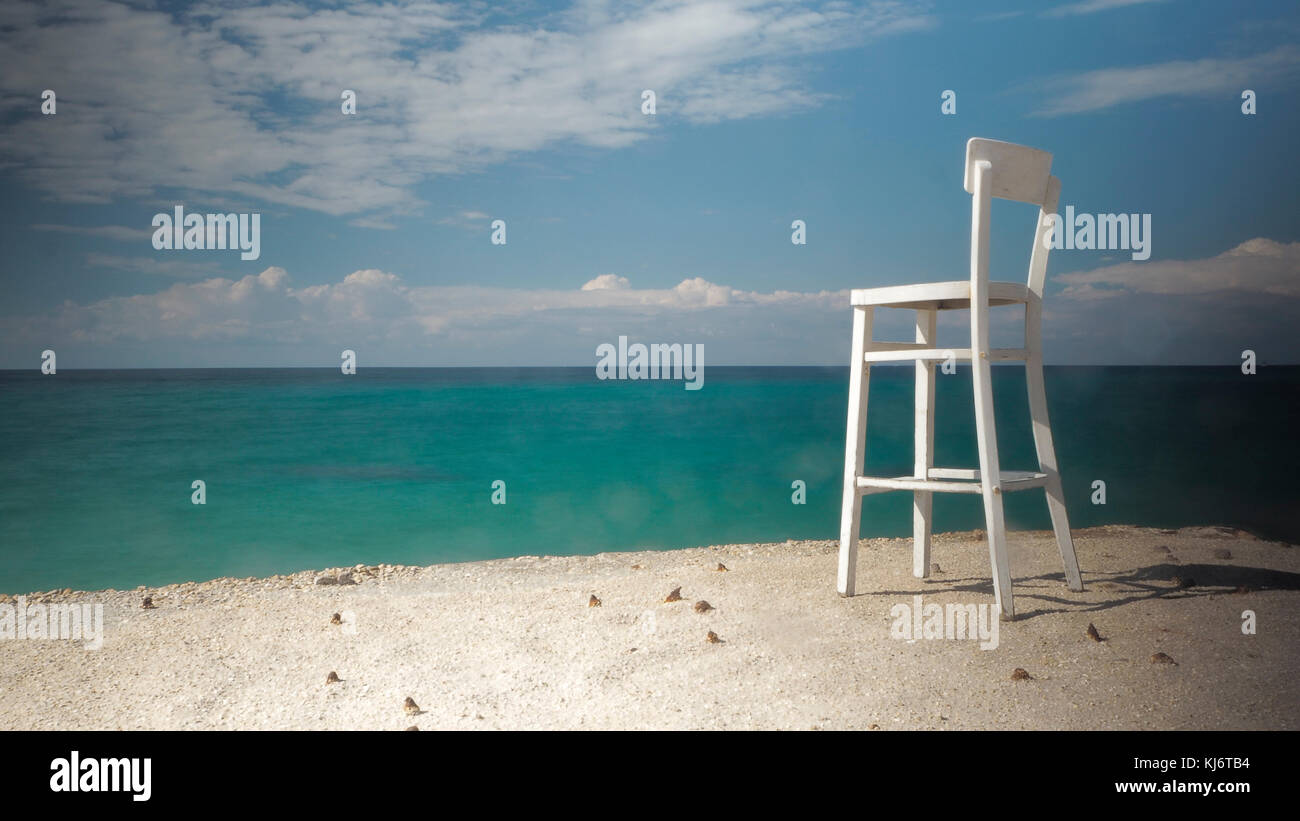 Weiß hoch Stuhl am Strand mit Himmel Hintergrund Stockfoto