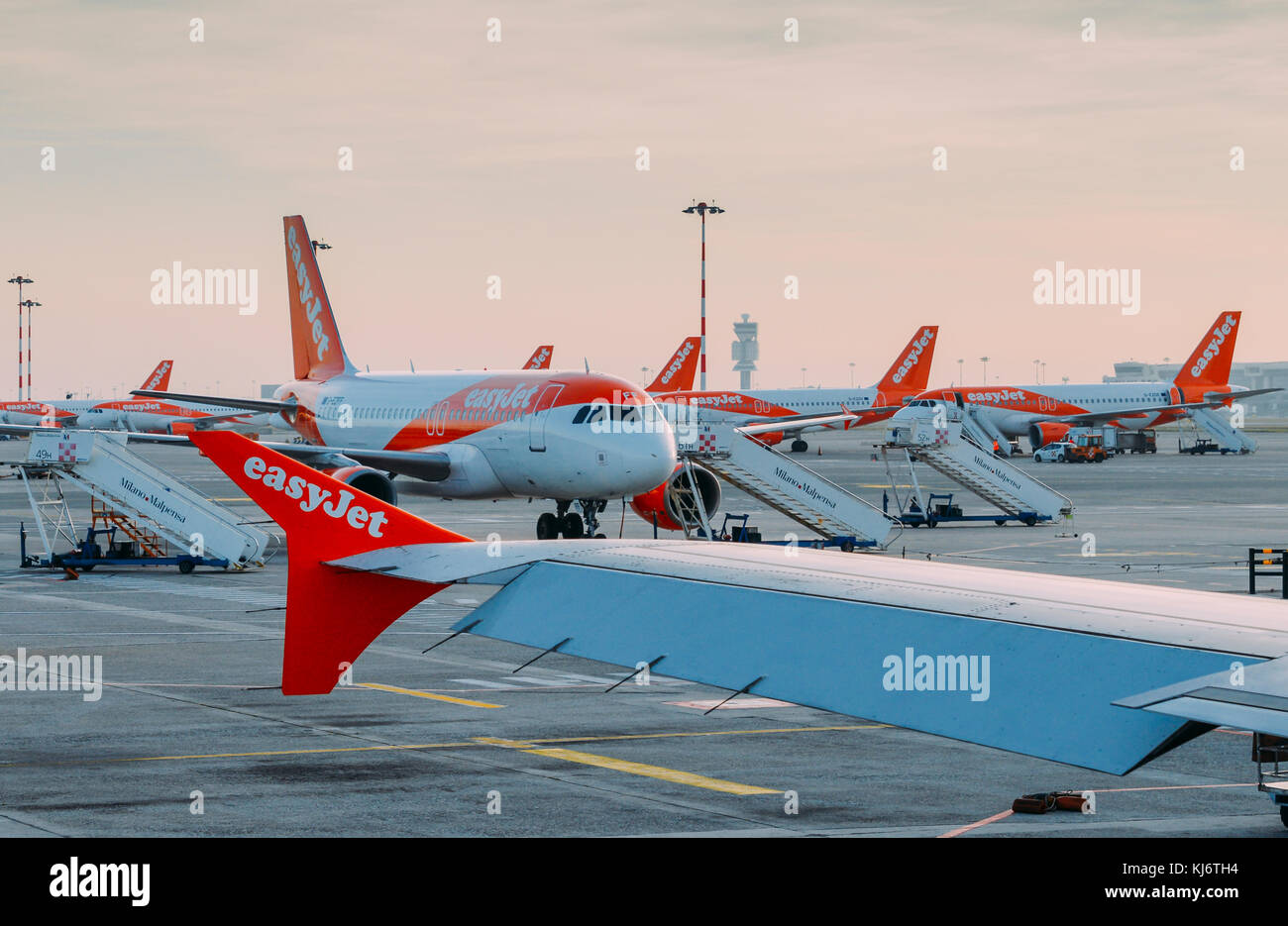 Mailand Malpensa, Italien - 21. November 2017: easyjet Airbus A320-Flugzeuge am Flughafen Mailand Malpensa Asphalt. airliner Dienstleistungen Kurzstrecken Stockfoto