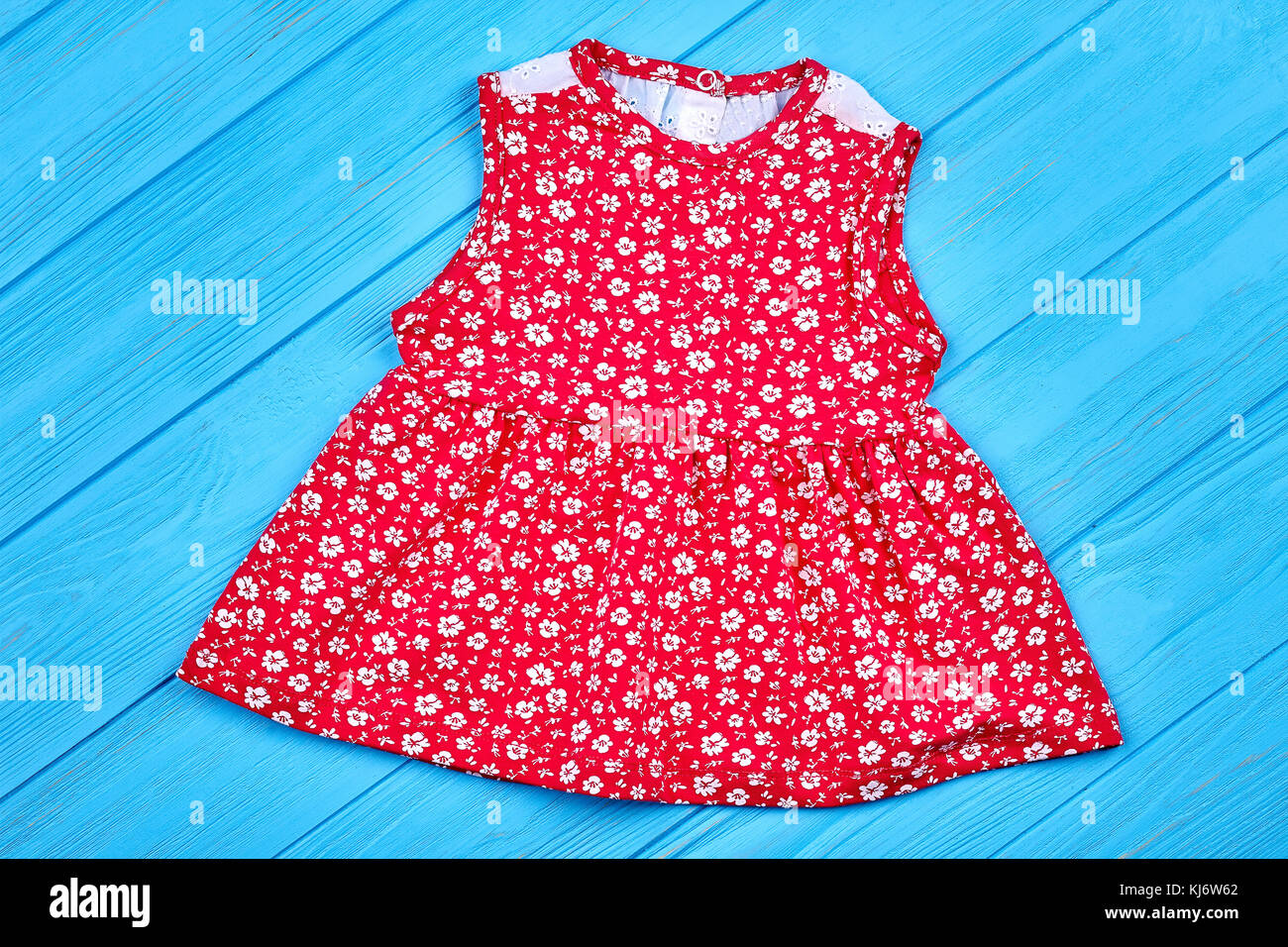 Rot Baumwolle Baby - Mädchen Sommer Kleid. schöne Baby Girl Dress mit  Muster der kleinen weißen Blumen auf blau Holz- backgrond. Natürliche baby  Kleid auf Sal Stockfotografie - Alamy