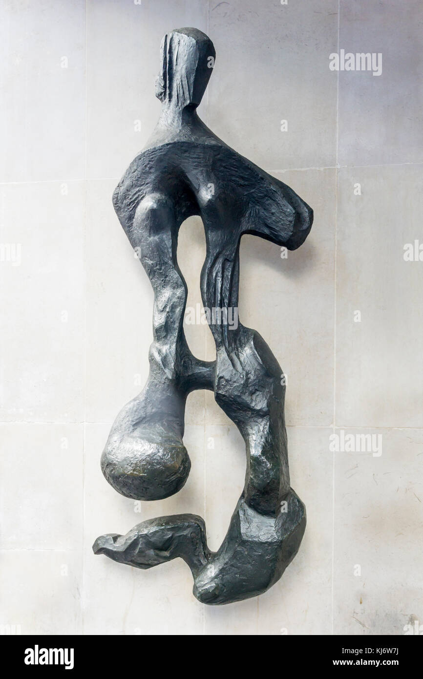 Mann & Frau in Bronze von Willi Soukop im Jahr 1963 stehen beide Seiten des Eingangs zum Albany House, Petty France. Foto zeigt Frau, siehe KJ6W8Y für Mann. Stockfoto