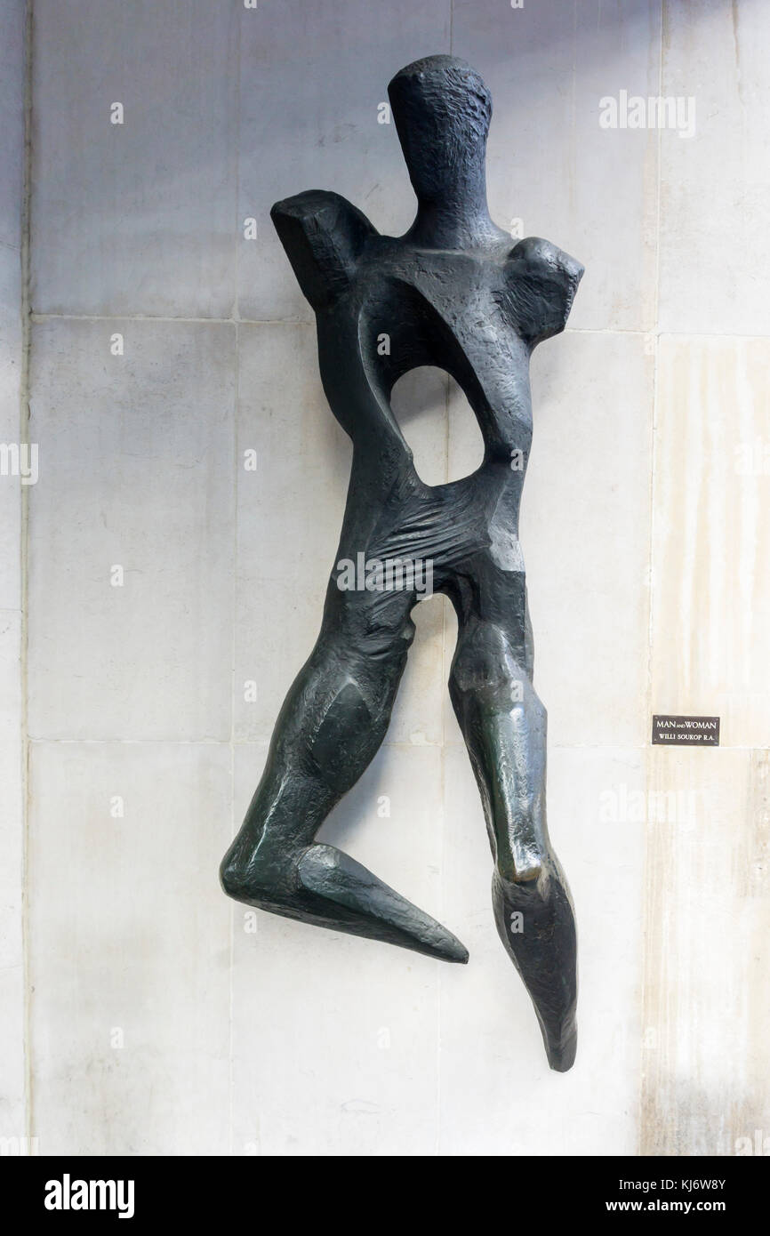 Mann & Frau in Bronze von Willi Soukop im Jahr 1963 stehen beide Seiten des Eingangs zum Albany House, Petty France. Foto zeigt Mann, siehe KJ6W7J für Frau. Stockfoto