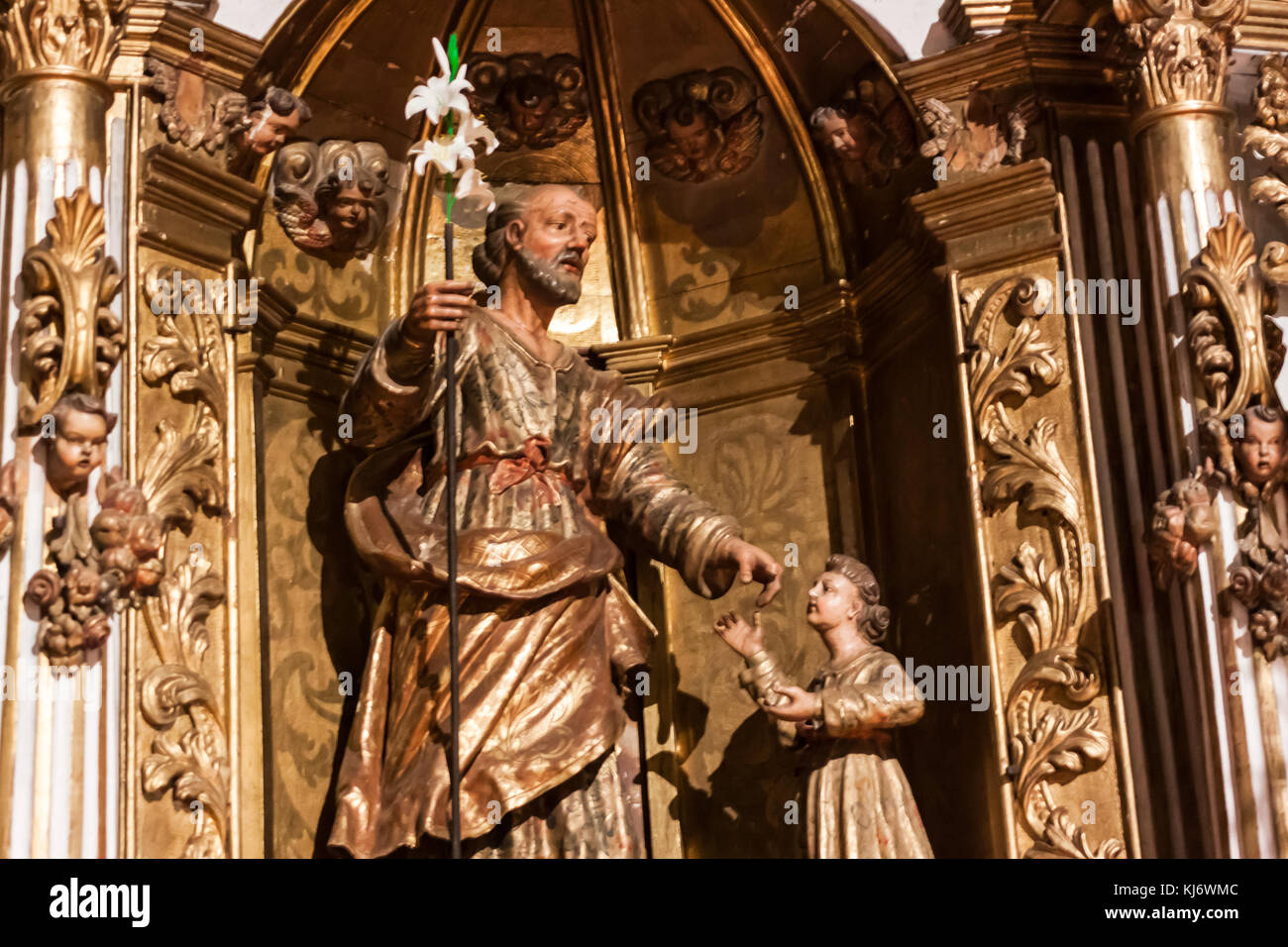 Statue des hl. Antonius von Padua auch als Antonius von Lissabon mit eine weiße Lilie Stiel in Vertretung seiner pur bekannt Stockfoto