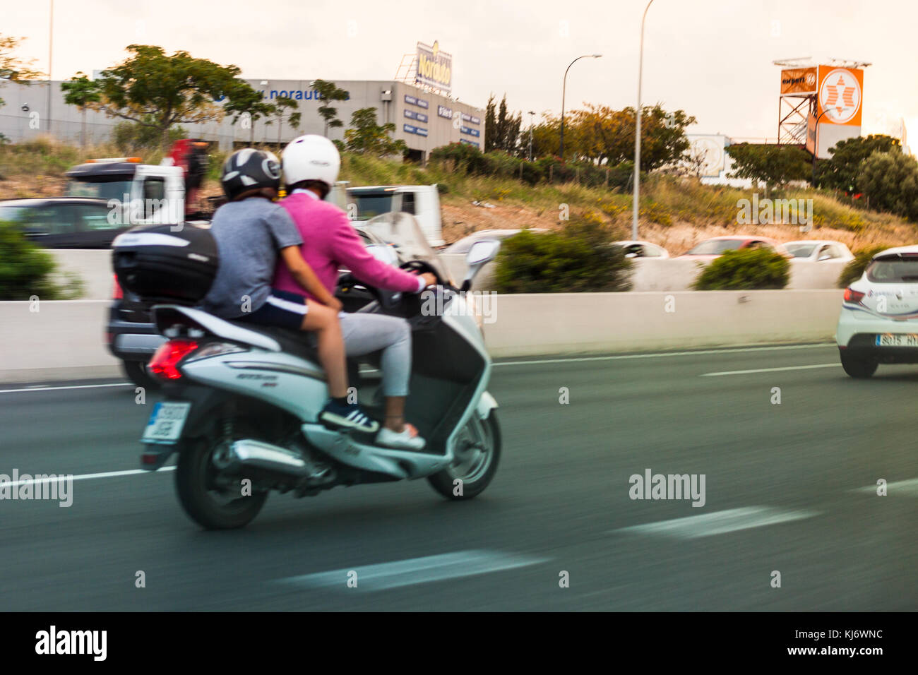 Zwei Menschen, ein Motorrad mit einem Effekt der Bewegung Stockfoto