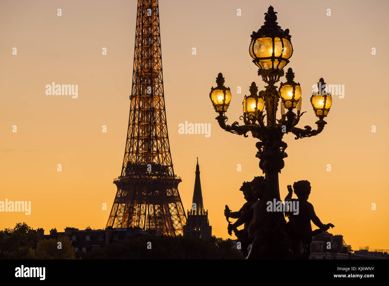 Alexandre III Brücke Lamp Post silhouette kontrastieren mit dem Eiffelturm bei Sonnenuntergang. Paris, Frankreich Stockfoto
