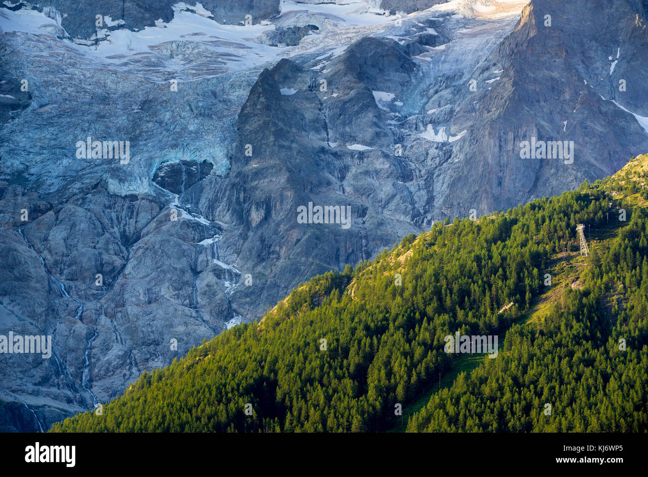 Nationalpark Ecrins mit Seilbahn zum Meije Gletscher im Sommer. La Grave, Alpes-de-Haute-Provence, Alpen, Frankreich Stockfoto