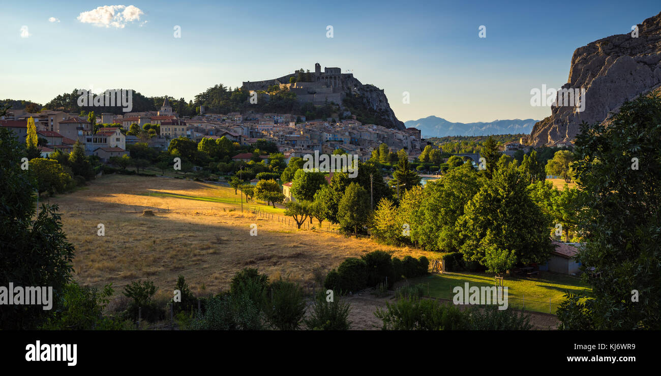 Tal der Durance, Sisteron und die Zitadelle bei Sonnenuntergang im Sommer. Alpes-de-Haute Provence, Frankreich Stockfoto