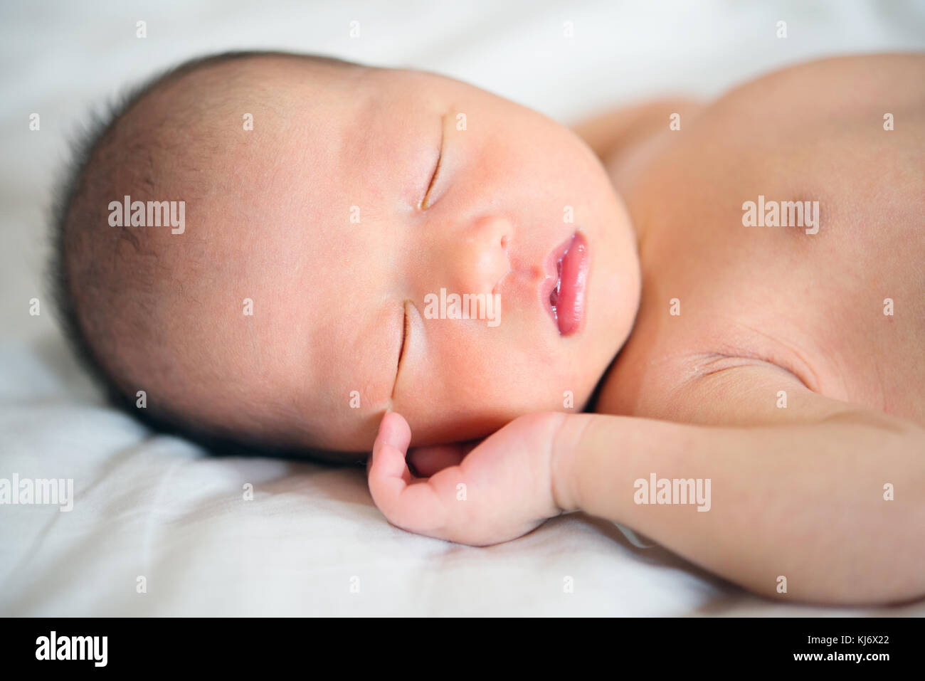 Schlafen asiatischen neugeborenes Baby Boy, 1 Woche alt. Stockfoto