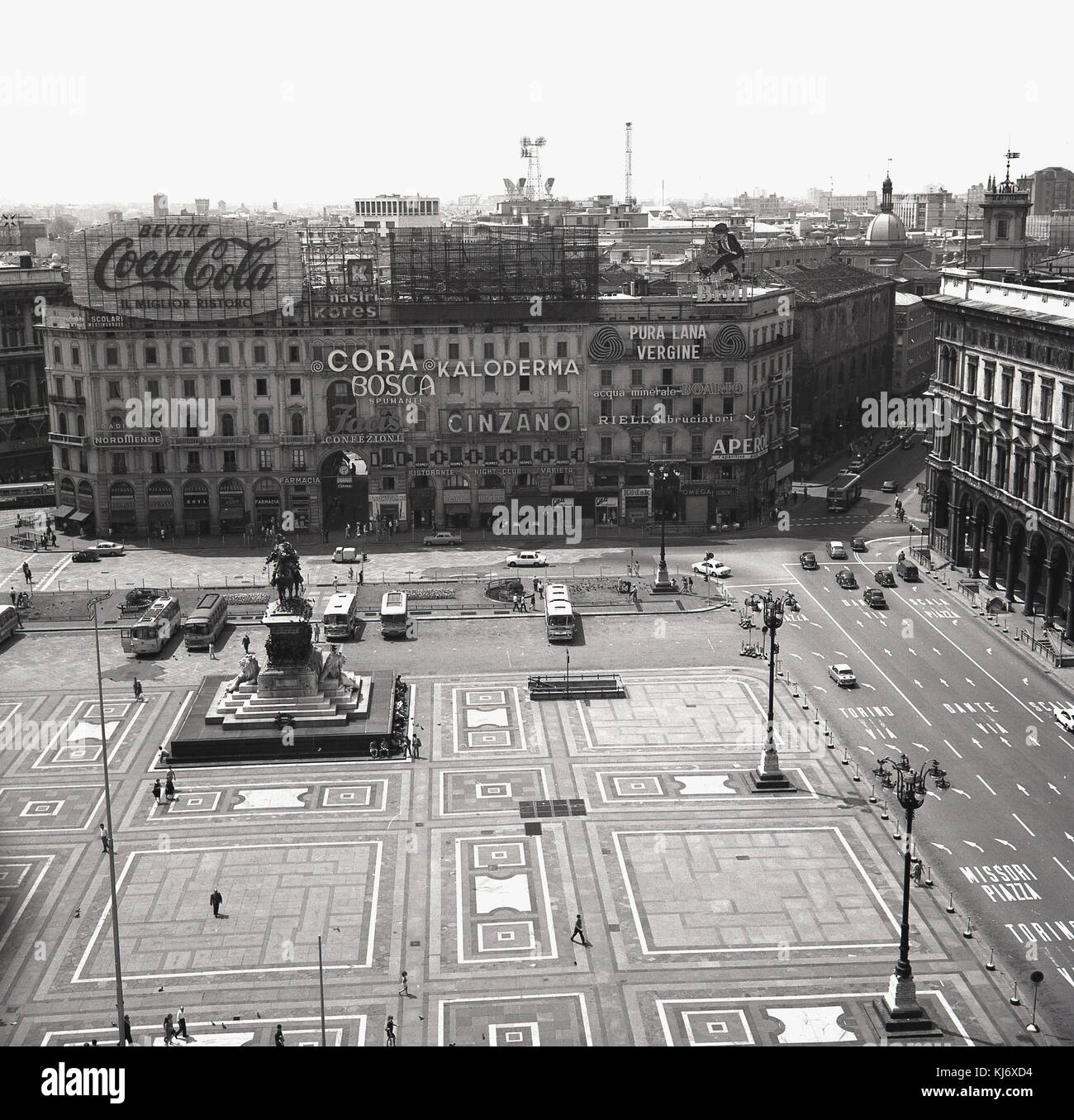 1950er Jahre, historischen Blick auf die Piazza del Duomo in Mailand, einer der faszinierendsten Plätze in Italien und in dieser Zeit ein Ort, an dem große Unternehmen ihre Produkte wie Coca-Cola und Cinzano beworben. Stockfoto