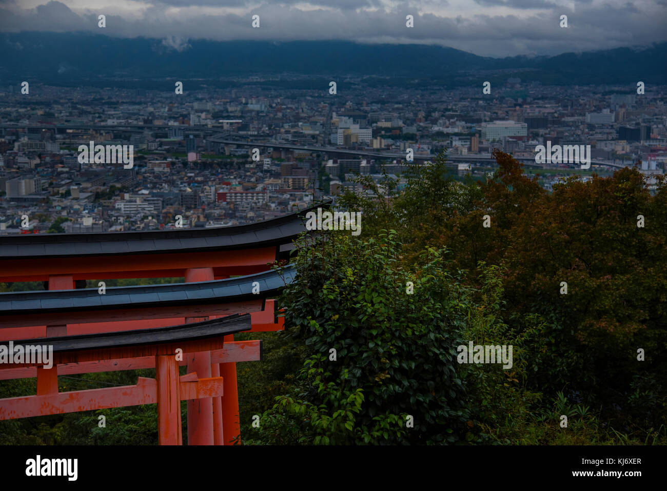 Fushimi Inari rote Torii Tor mit Blick von oben auf die Stadt Kyoto Stockfoto