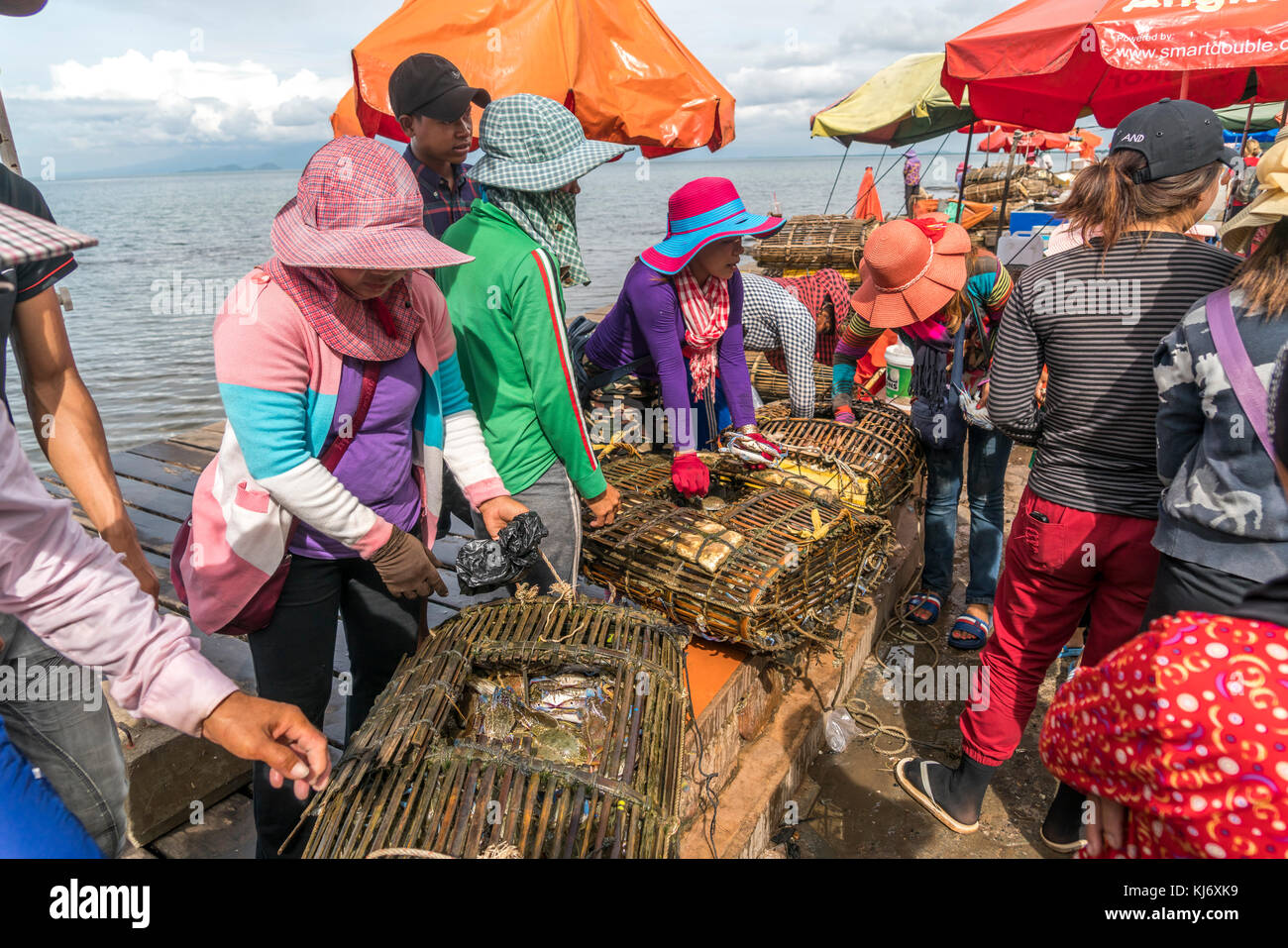 Frauen beim Einkauf mit dem krabbenmarkt in Kep, Kambodscha, Asien ...