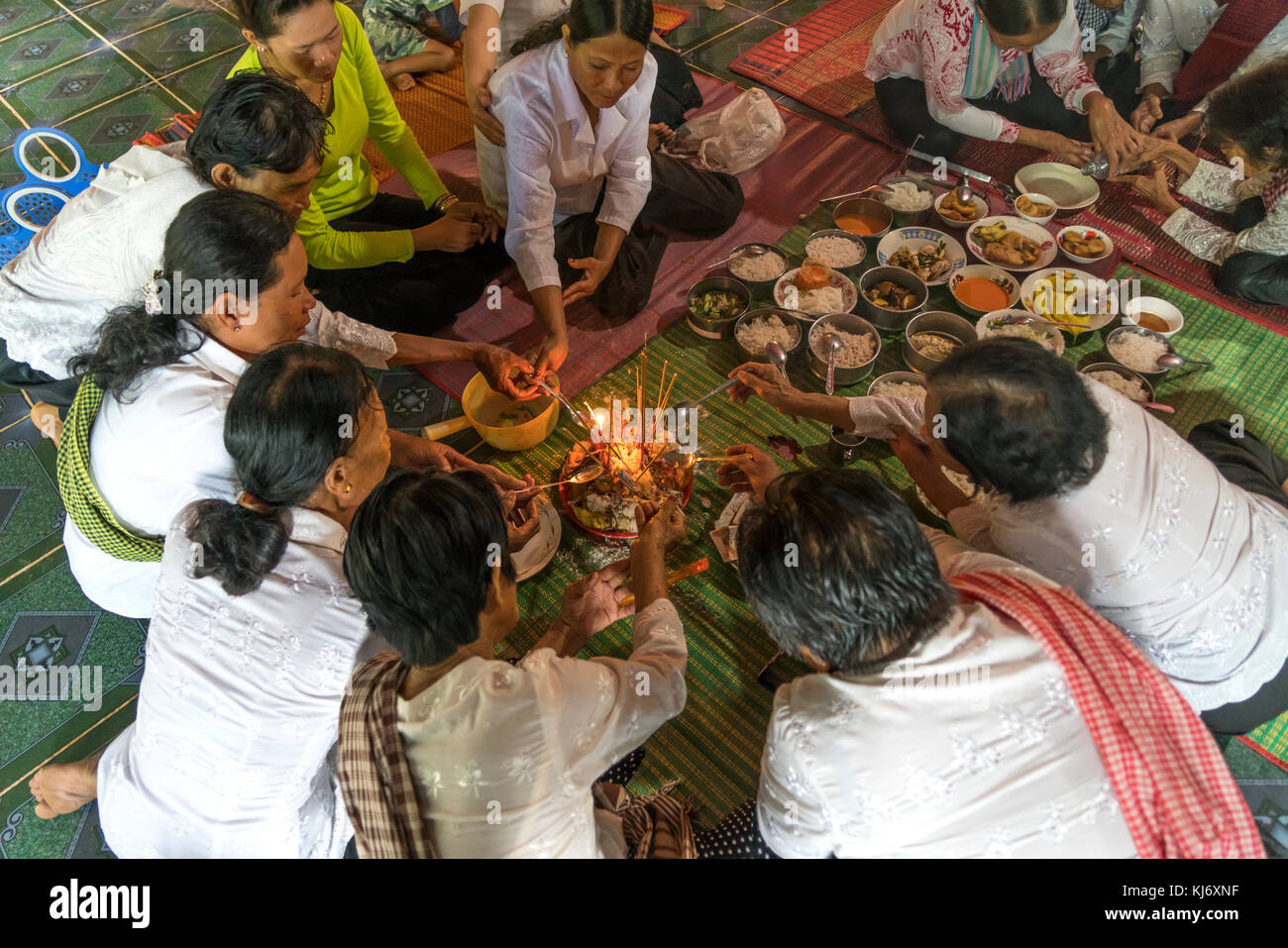 Gemeinsames Essen im Tempel Phnom sasear bei kampot, Kambodscha, Asien | Einheimischen zusammen essen im Tempel Phnom sasear, in der Nähe von Bramsche, Kambodscha, Stockfoto