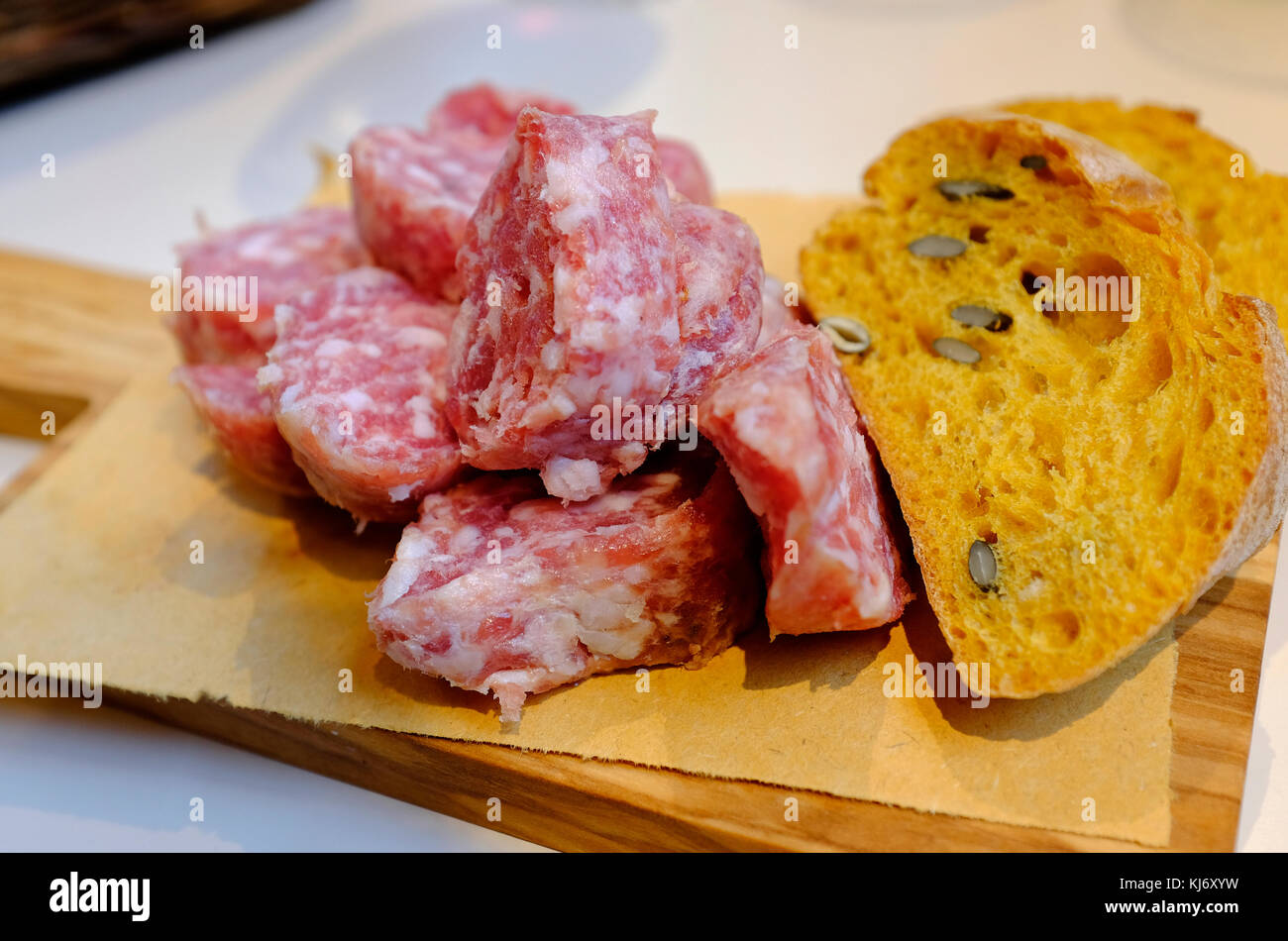 Toskanische kalten Salami und organische Olivenöl Brot, Florenz, Italien Stockfoto