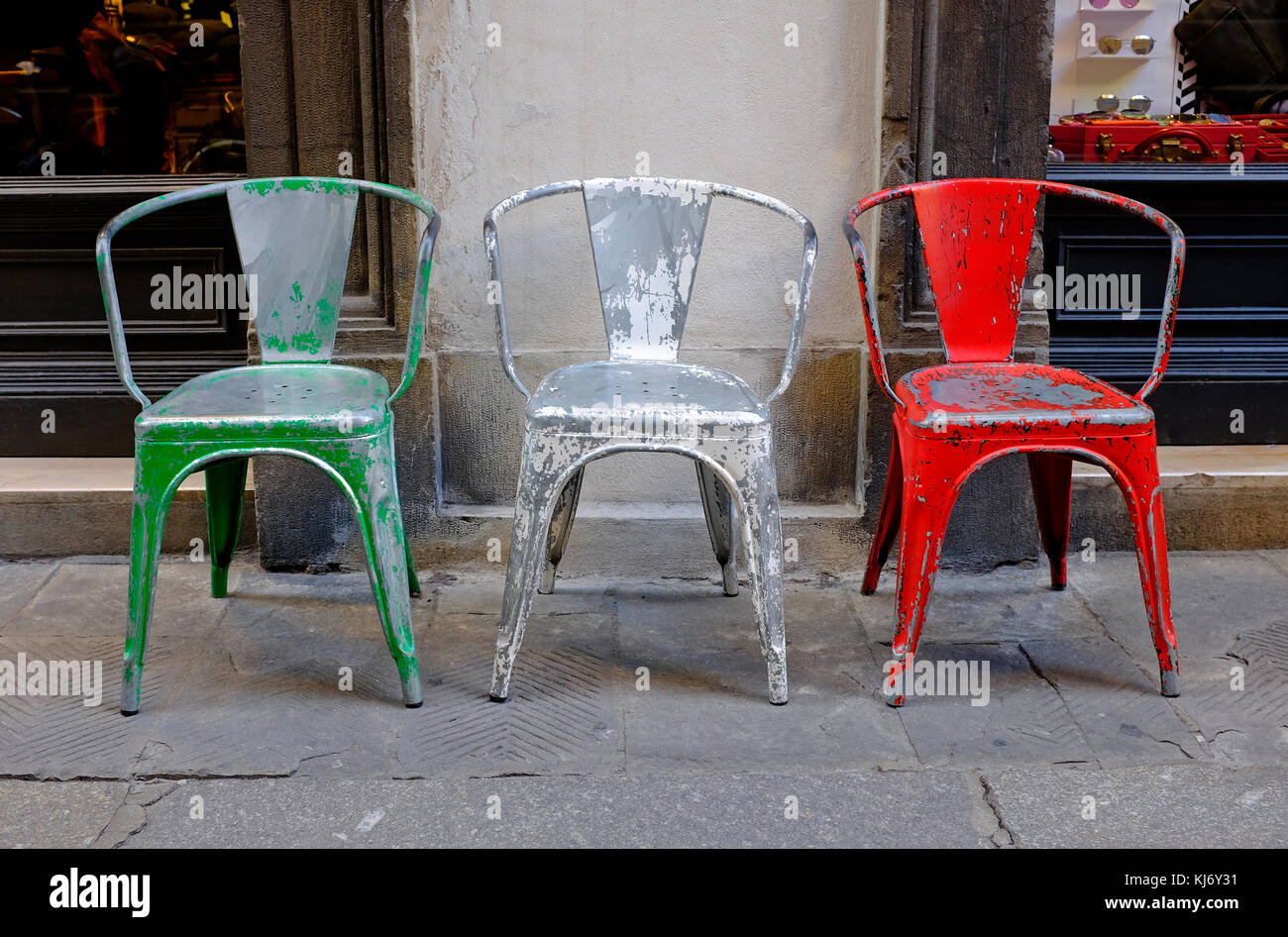Grüne, Weiße und rote Metall Stühle draußen Cafe, Florenz, Italien Stockfoto