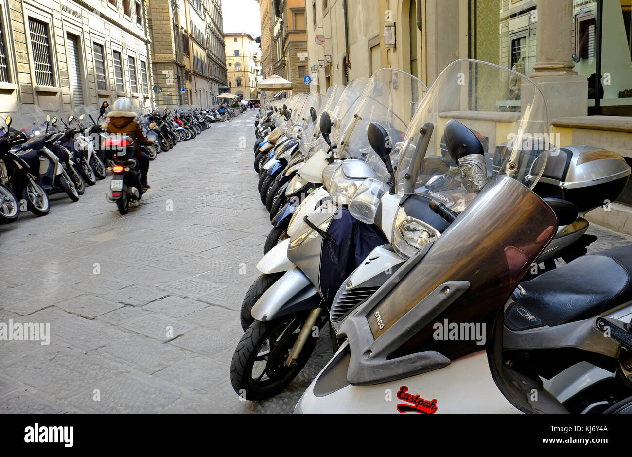 Roller auf der Straße geparkt, Florenz, Italien Stockfoto
