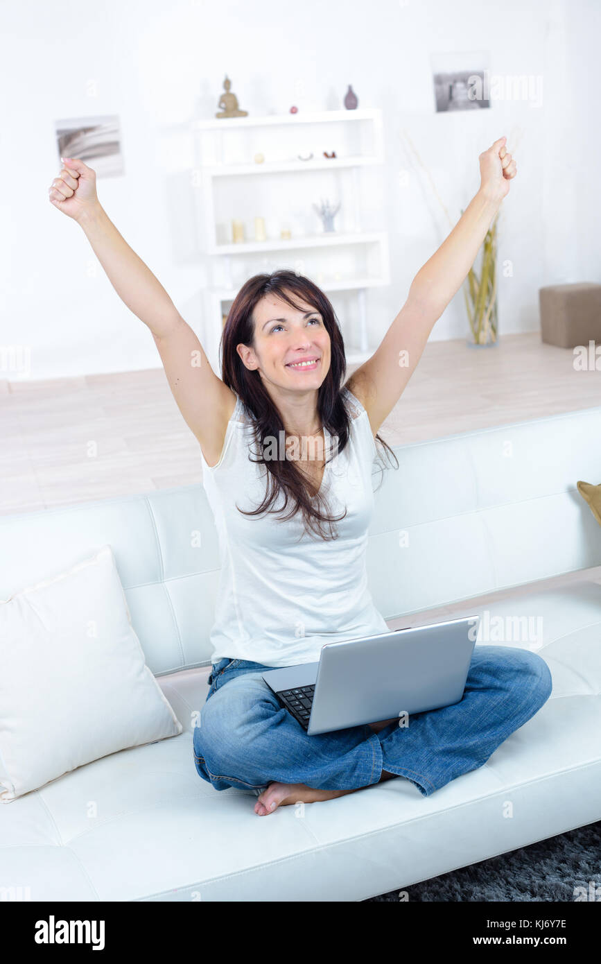 Gerne Frau mit Laptop und Kreditkarte online shopping Stockfoto