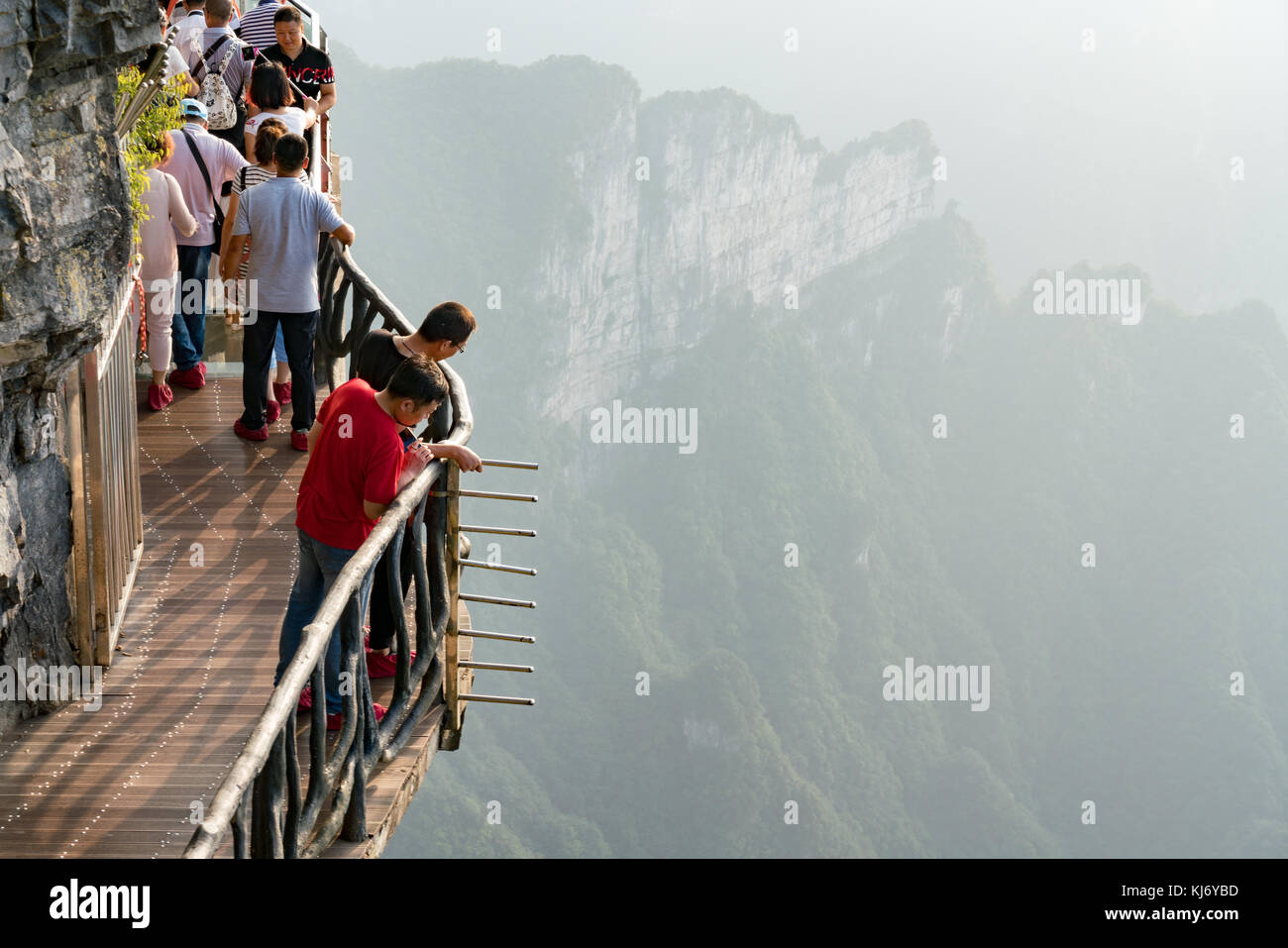 Die Menschen suchen die Klippe während der berühmten gläsernen Trail in tianmen Mountain, Niagara-on-the-Lake, Provinz Hunan, China Stockfoto