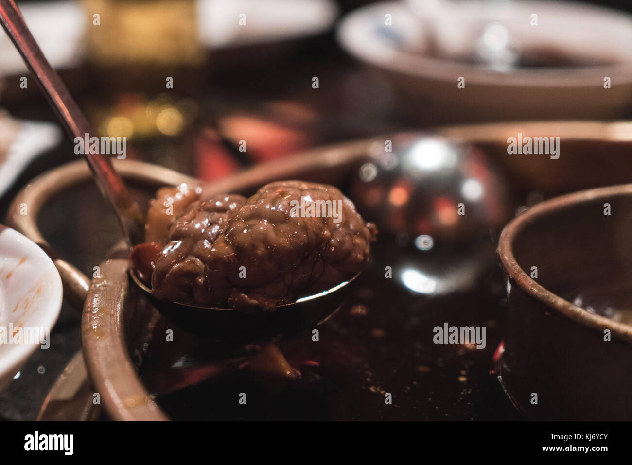 Exotische chinesische Nahrung wie Schwein Gehirne innerhalb der beliebten chinesischen Suppe hot pot in Chengdu, Provinz Sichuan, China Stockfoto
