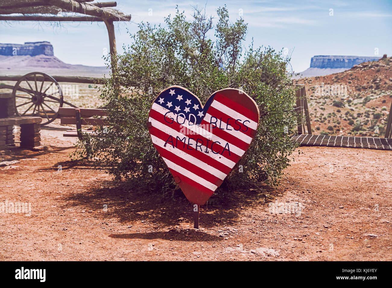 Eine herzförmige Zeichen, die die amerikanische Fahne mit der Aufschrift "Gott segne Amerika", Monument Valley, Utah, USA darstellt. Stockfoto