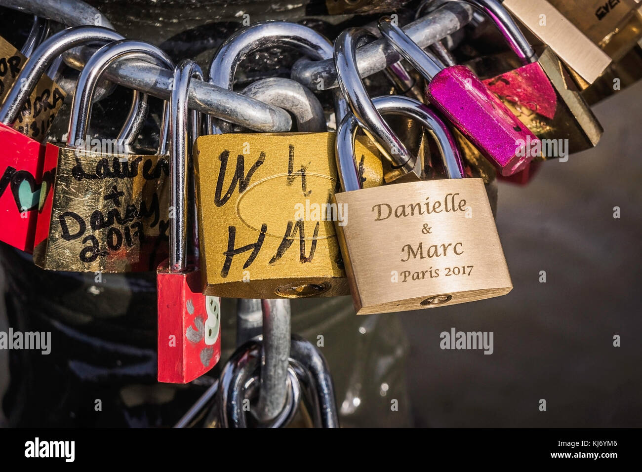 Vielen bunten Liebe Sperren auf die Künste Brücke in Paris, Frankreich. Stockfoto