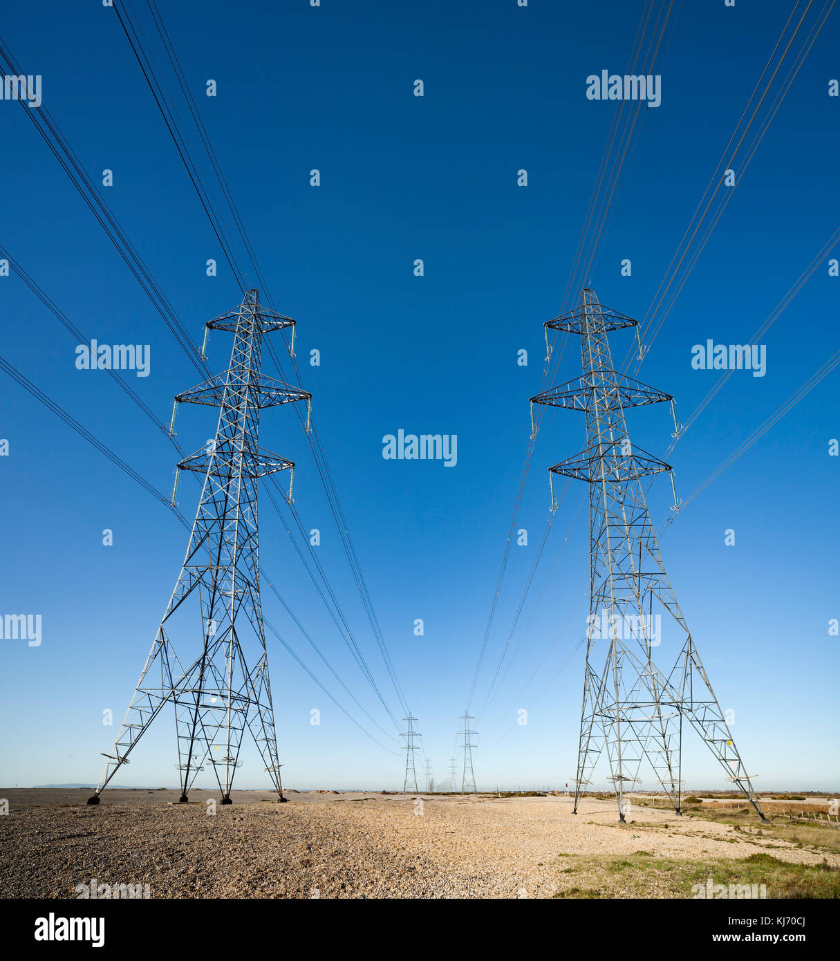 Strommasten in Dungeness, Kent. Stockfoto