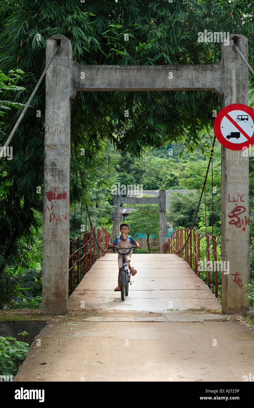 Dorfbewohner, die im Mai Chau Ricefield im ländlichen Nordwest-Vietnam radeln Stockfoto