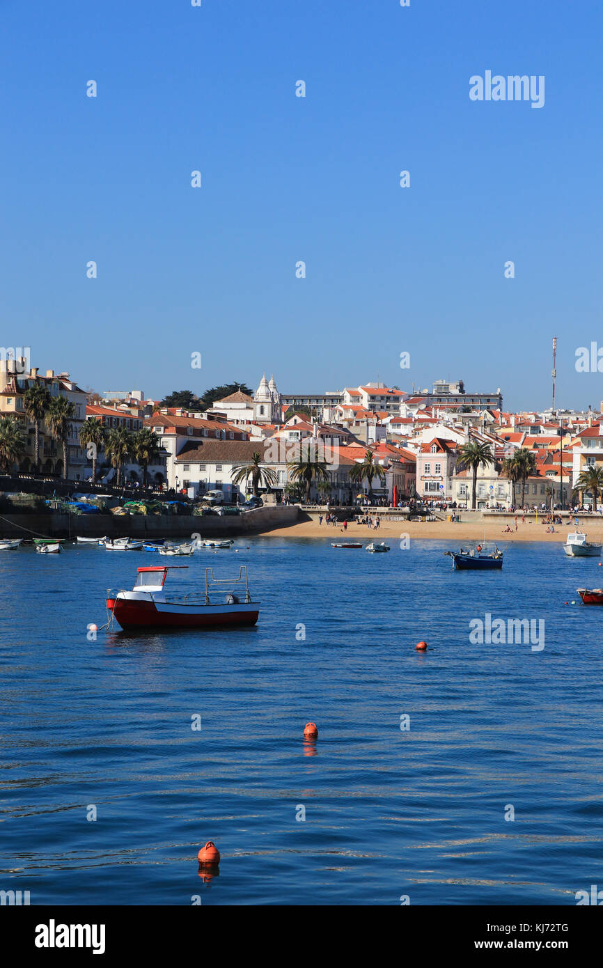 Blick auf das Dorf Cascais vom Meer. Portugal.. november 2017 Stockfoto