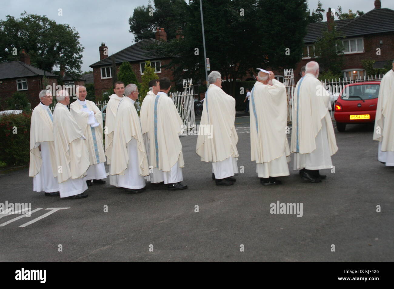 Priester auf Parade Stockfoto